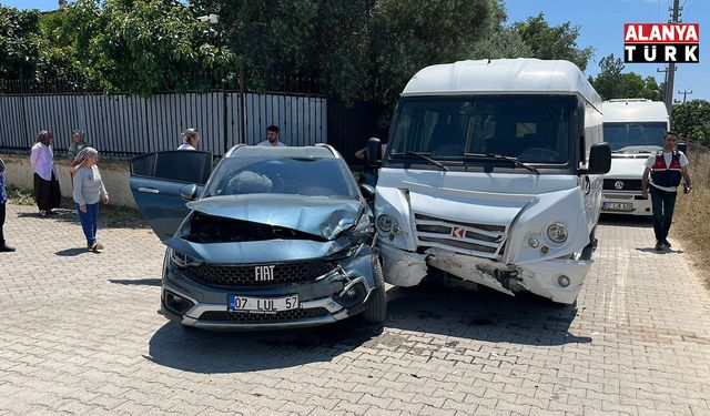 Antalya’da okul servisi otomobille çarpıştı: 7’si anaokulu öğrencisi 9 yaralı