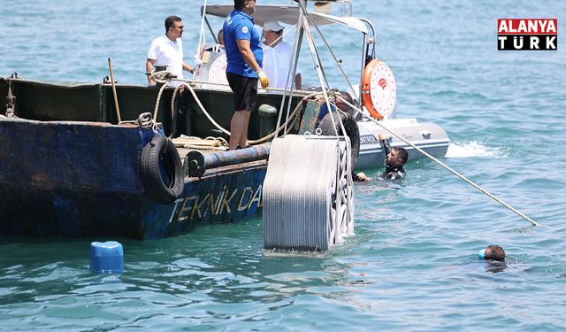 Antalya'da 3D yazıcıyla üretilen yapay resifler denizle buluştu