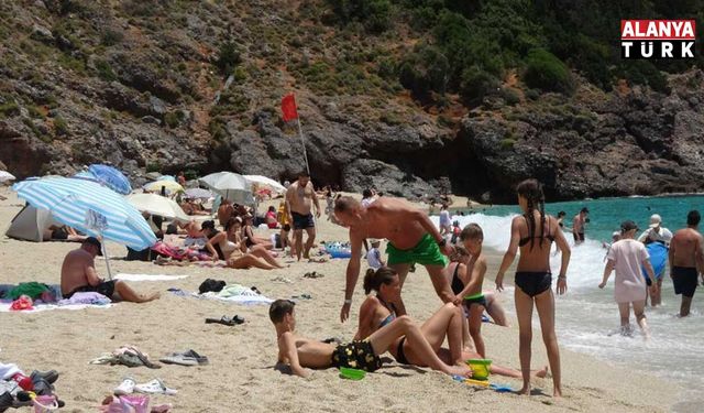 Alanya'da hava sıcaklığı 30 dereceyi gördü, turistler sahile koştu