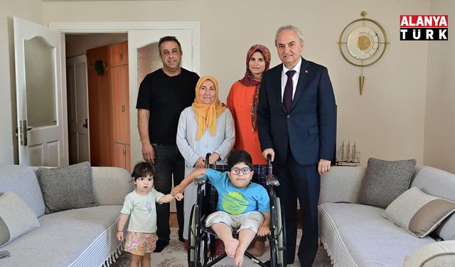 Doğuştan engelli Kerem'in karne mutluluğu tekerlekli sandalye ile taçlandı