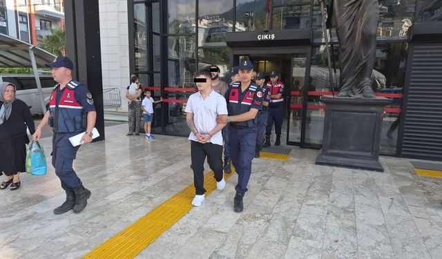 Alanya'da zorla evine girdikleri kişiyi gasp eden 4 zanlı tutuklandı