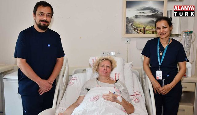 Karnından 12 kilogramlık yumurtalık kitlesi çıkarıldı