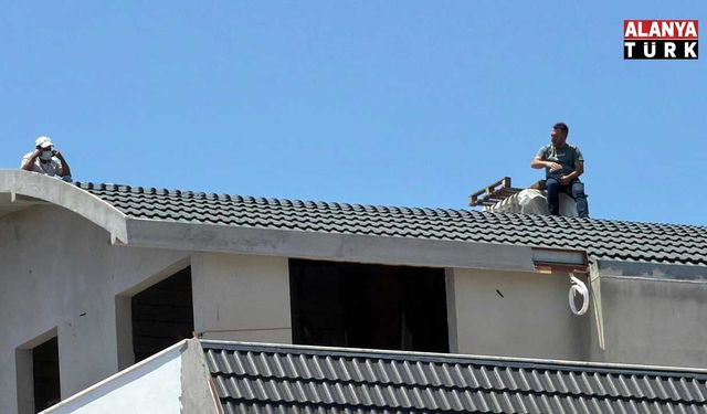 Alanya’da inşaatın çatısına çıkan şahıs intihar etmek istedi