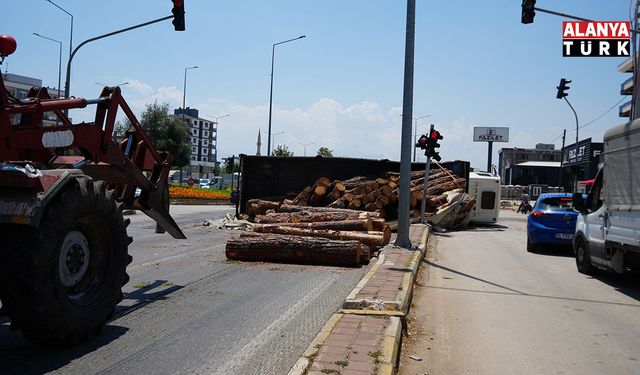 Kamyon kavşağa girerken devrildi, tomruklar yola savruldu