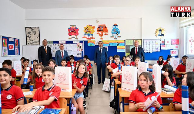 Antalya'da 484 bin 576 öğrenci karne heyecanı yaşadı