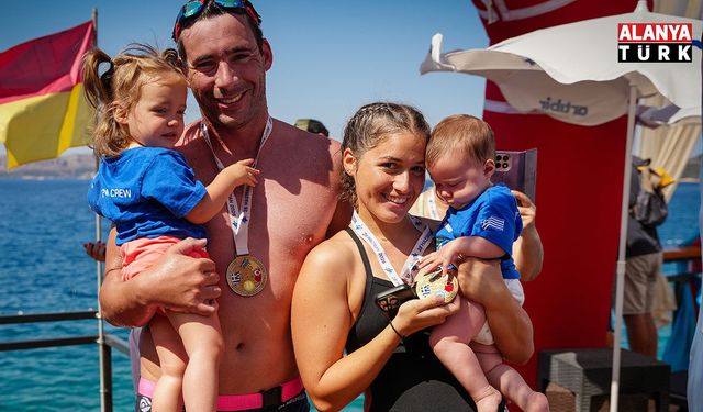 Meis-Kaş Yüzme Maratonu'nda sporcular dostluk için kulaç attı