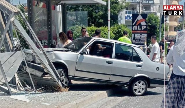 Alanya’da otomobil durağa daldı: 1 ağır yaralı