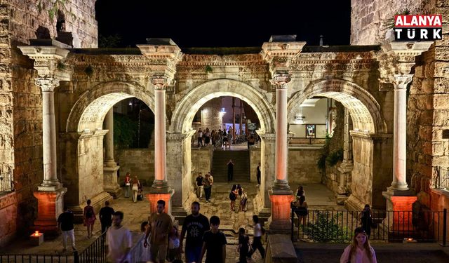 ANTALYA'NIN TARİHİ KAPISI AYDINLATILDI