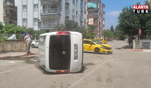 Taksi ile çarpışan hafif ticari araç yan yattı: Sürücünün burnu bile kanamadı