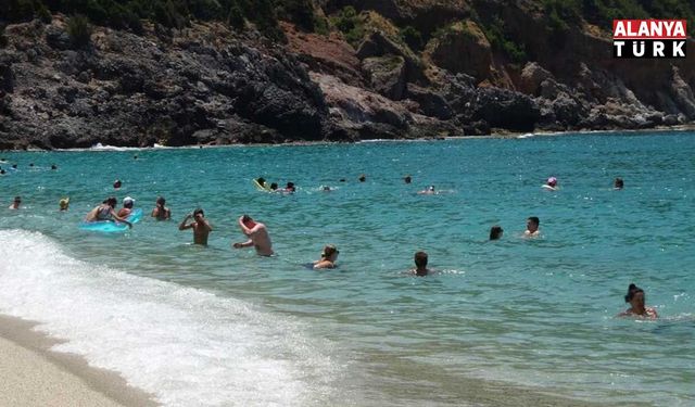 Kleopatra Plajı turistlerle doldu taştı