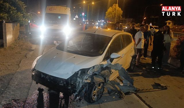 İki araçla çarpışan otomobilden burnu kanamadan çıktı