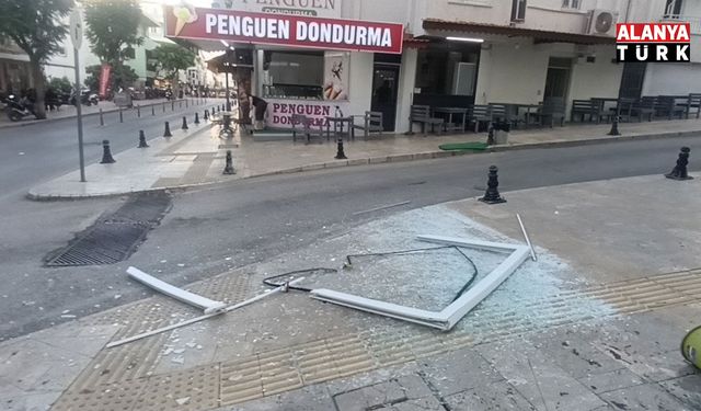 Şiddetli rüzgarda yerinden kopan pencere 5. kattan düştü