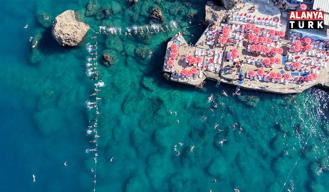 Akdeniz'in berrak sularında falez manzaralı su cimnastiği