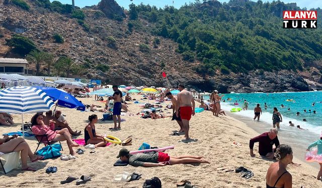 Alanya'da tatilciler deniz ve güneşin tadını çıkardı