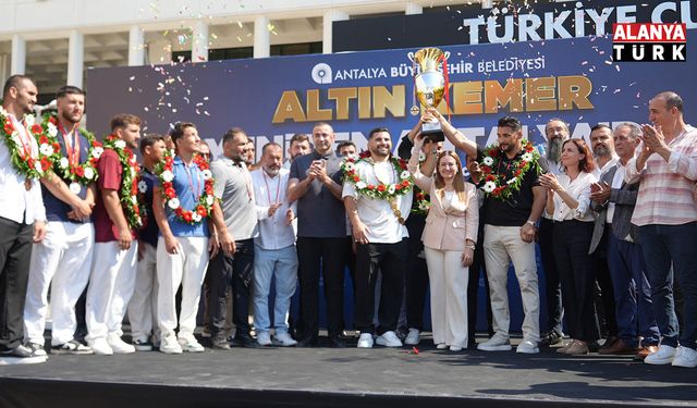 Kırkpınar başpehlivanı Erkan Taş'a Antalya'da coşkulu karşılama