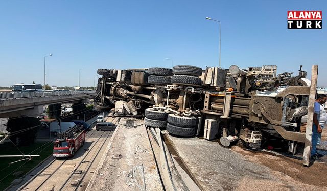 Beton pompası kamyonu bariyerlere çarpıp yan yattı