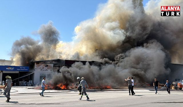 Gazipaşa’da inşaat malzemeleri deposunda yangın