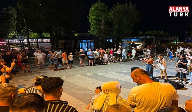 Geleceğin müzisyenleri Kemer gecelerini hareketlendirdi