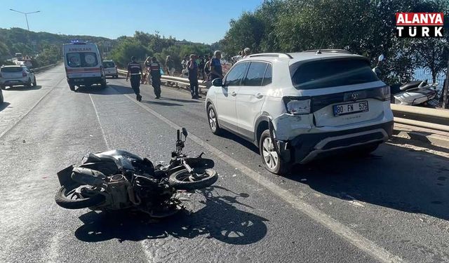 Alanya’da motosiklet otomobile çarptı: 2 ağır yaralı