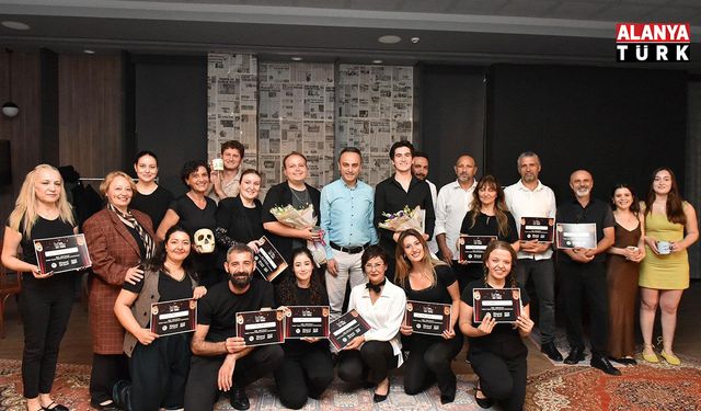 Kepez Kent Tiyatrosu’nun yetişkin atölyesi seyirci karşısında
