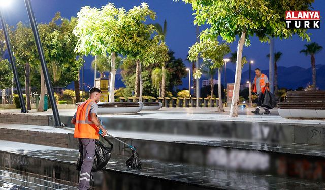 Büyükşehir'den Konyaaltı Sahili'nde 7/24 temizlik mesaisi