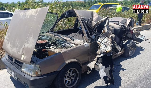 Kamyonun çarptığı Fiat Tofaş hurdaya döndü: Camdan dışarı atlayan sürücü hafif yaralı olarak kurtuldu