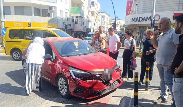 Kırmızı ışık ihlali yapan otomobil kamyonetle çarpıştı