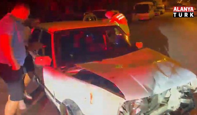 Alkollü stajyer sürücü park halindeki araçlara çarptı, o anlar güvenlik kamerasına yansıdı