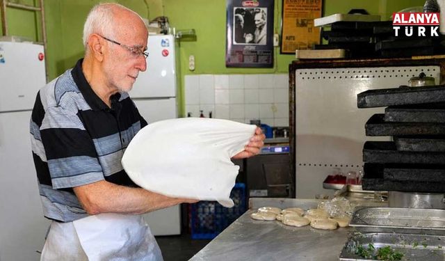 81 yaşında 69 yıldır aynı tezgâhın başında işini sürdürüyor