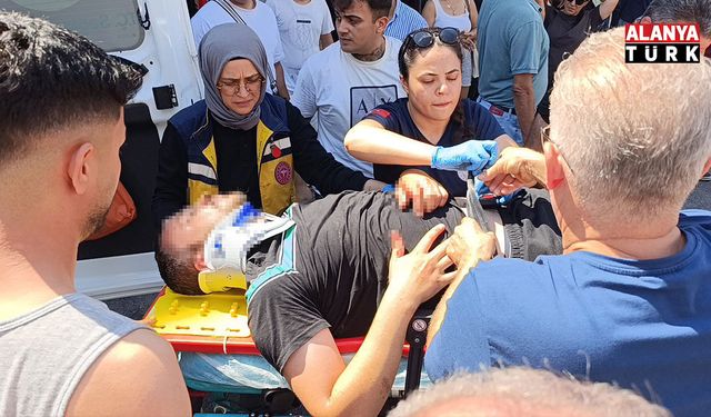 Otomobil ile çarpışan motosikletli metrelerce havaya savruldu