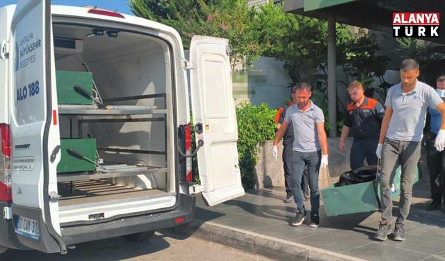Otel odasında ölü bulundu, yanındaki maddeler ekipleri alarma geçirdi