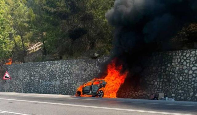 Alanya’dan tatilden dönen ailenin otomobili alev alev yandı