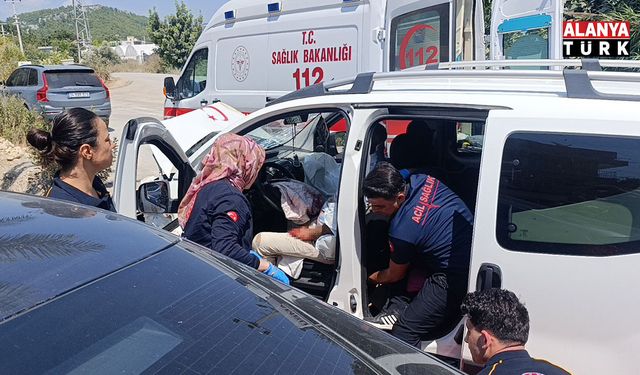 Otomobil ile hafif ticari araç kafa kafaya çarpıştı: 1 yaralı