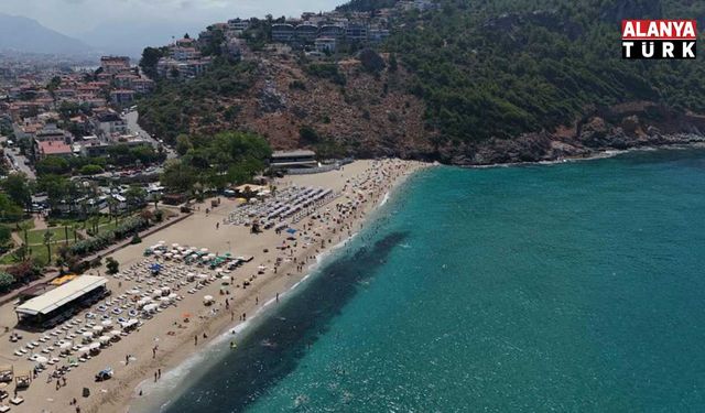 Alanya’da turistler denize koştu