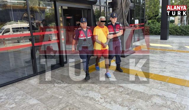 Alanya’da aranan şüpheli motosikletli jandarmanın kontrolüne takıldı