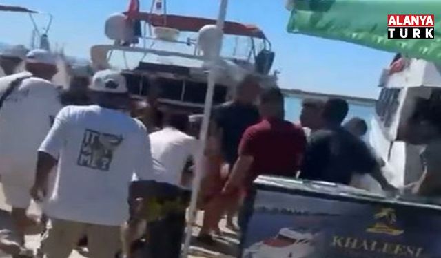 Tur teknesi çalışanlarının birbirine girdiği kavga anı görüntülendi