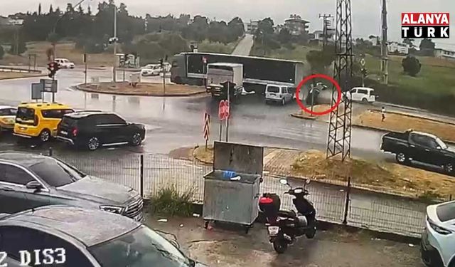TIR’ın çarptığı otomobil takla attı: 3 yaralı