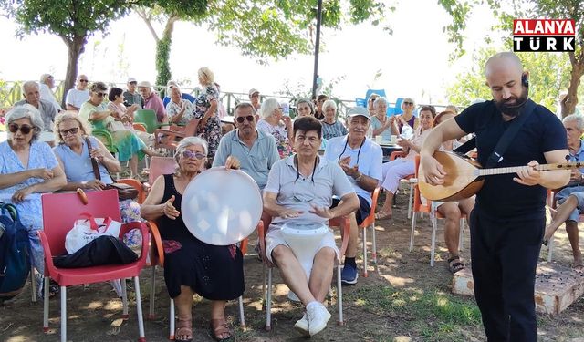 Muratpaşa’da yaşlılar türkülerle buluşuyor