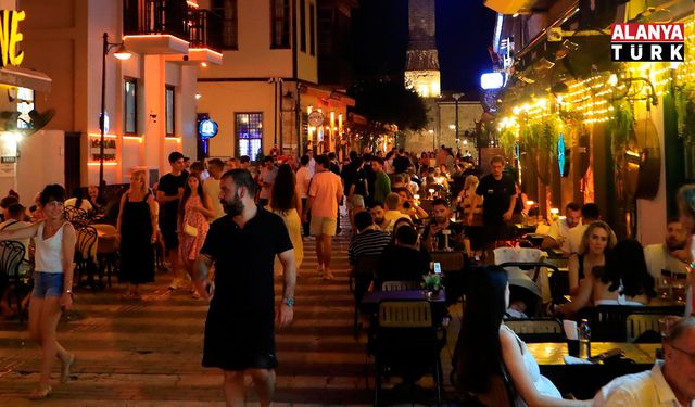 Hava kararınca nüfusunun 100 katını ağırlıyor