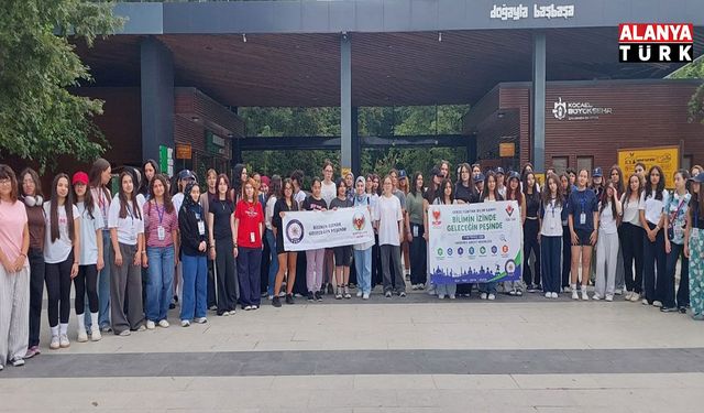 Antalya Emniyeti'nden Geleceğe Bilim Köprüsü! 36 Kız Öğrenci TÜBİTAK Bilim Kampında
