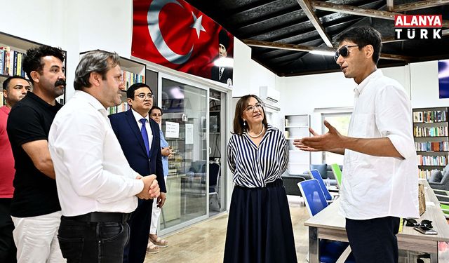 Cengiz Aytmatov’un oğlu ünlü yazarın daha önce yayımlanmamış çalışmalarını Antalya'daki kütüphaneye bağışladı