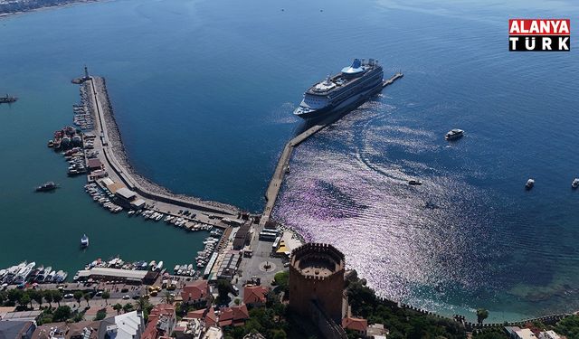 Lüks kruvaziyer bin 807 turist ile Alanya iskelesine demir attı