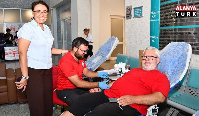 Sağlıkçılardan Türk Kızılayı’na tam destek