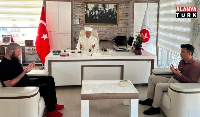 Kur'an-ı Kerim'den etkilenen Macar turist müslüman oldu