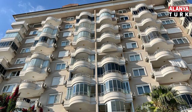 Alanya'da daireden gelen duman ekipleri alarma geçirdi