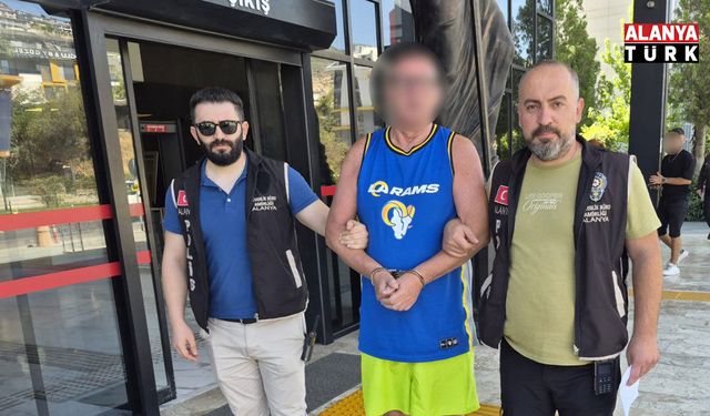 Alanya'da Türk bayrağına tüküren İngiliz turist tutuklandı