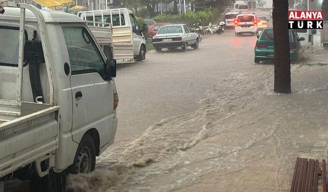 Antalya’da sağanak taşkınlara neden oldu