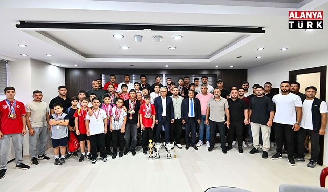 Başkan Uysal, Muratpaşa Belediyespor güreşçileriyle bir araya geldi