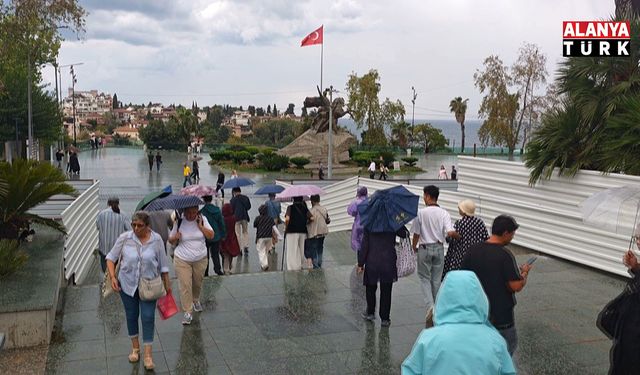 Cumhuriyet Meydanı’nda şemsiyeler açıldı, turistler yağmura rağmen gezilerini sürdürdü