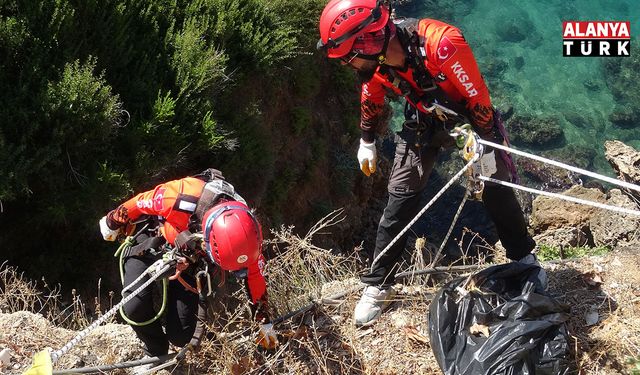 35 metrelik falezlerden halatlarla sarkıp temizlik yaptılar